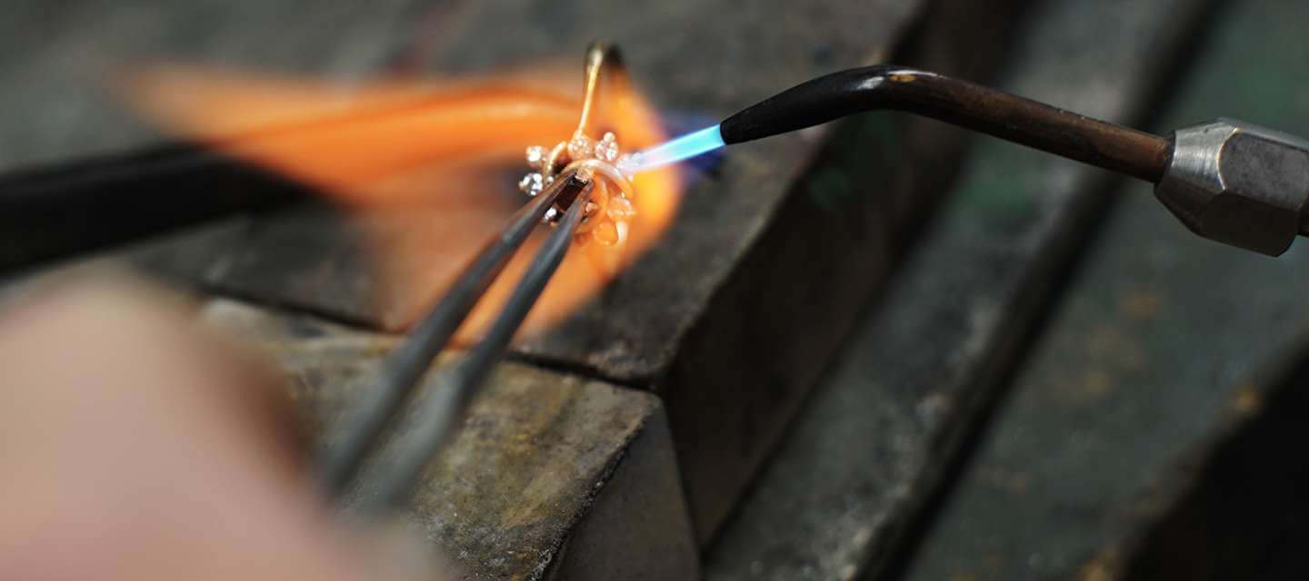 Making a ring with a blowtorch and flame