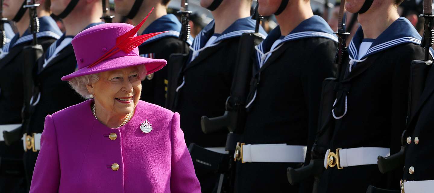 The Queen in front of the navy