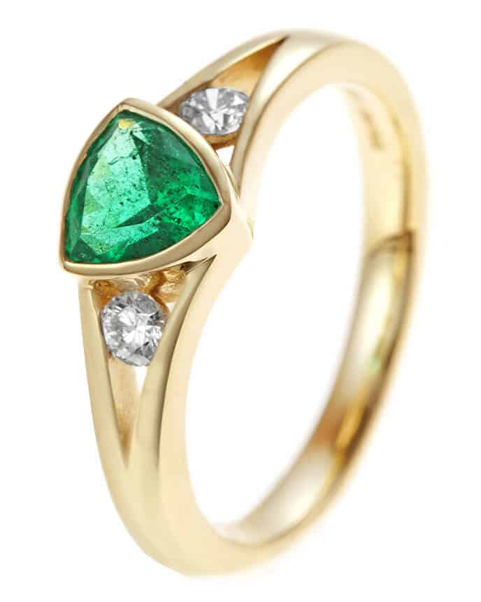 Green triangular emerald in yellow gold ring