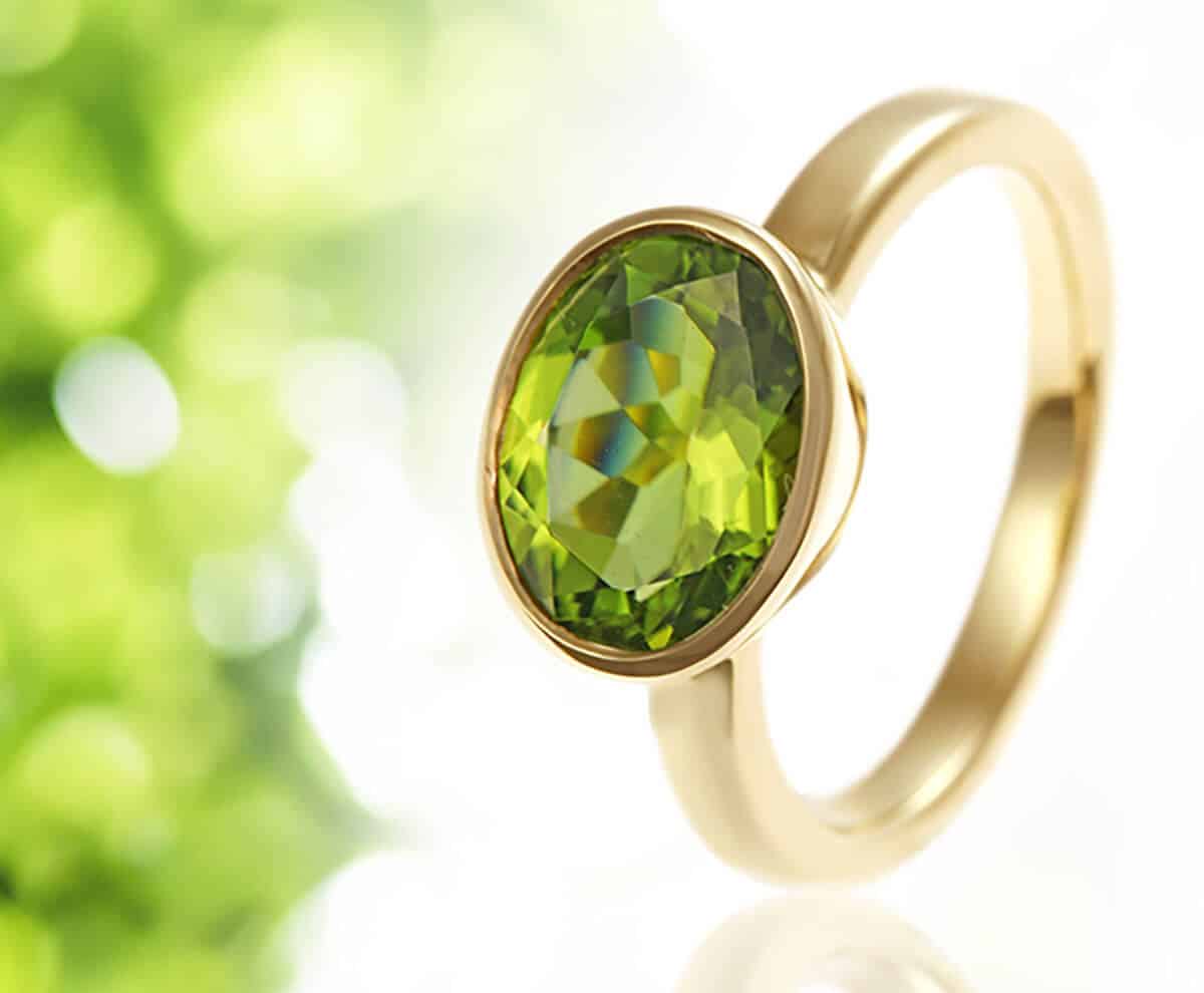 Peridot and gold ring with leaves