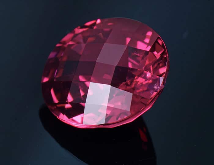 Single chequerboard garnet