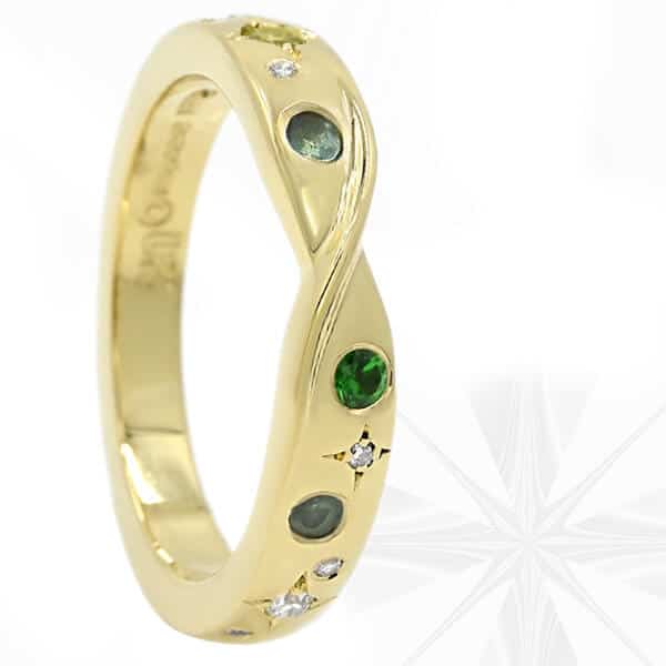 tsavorite twisted gold ring with star engraving and graphic