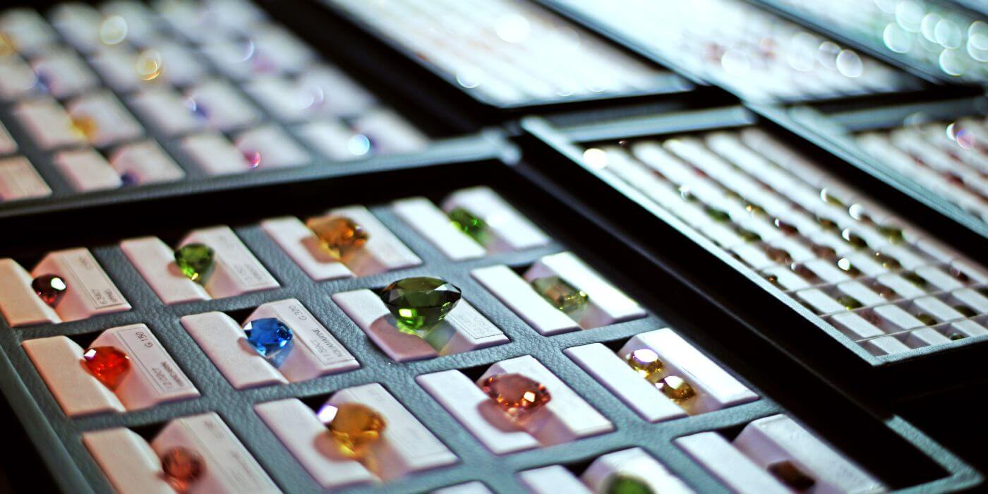 Gemstone tray with loose coloured gesmtones